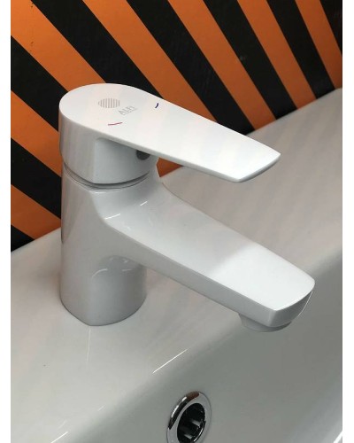 Смеситель для раковины Orange Loop M26-021W Белый